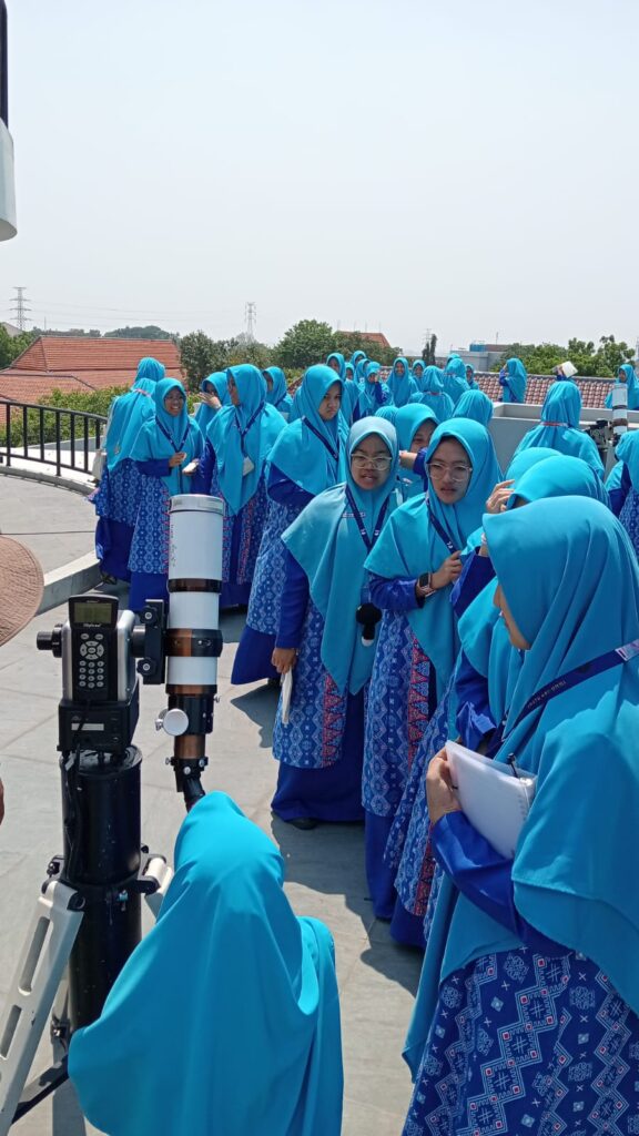 Belajar Sains dari Langit, Santri Tahfidzul Qur’an Amati Matahari dan Luncurkan Roket Air Belajar Sains dari Langit, Santri Tahfidzul Qur’an Amati Matahari dan Luncurkan Roket Air