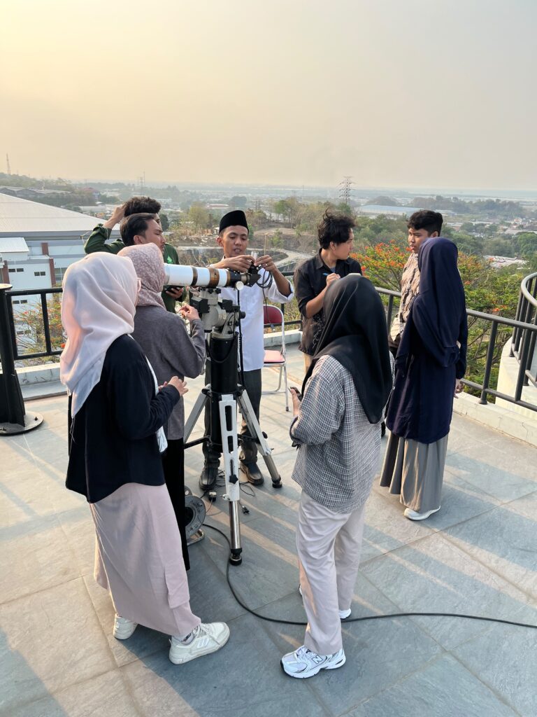 Tim Astrofotografer Planetarium UIN Walisongo Bekali Peserta Magang Kemampuan Teknis Simulasi Pergerakan Teleskop Tim Astrofotografer Planetarium UIN Walisongo Bekali Peserta Magang Kemampuan Teknis Simulasi Pergerakan Teleskop